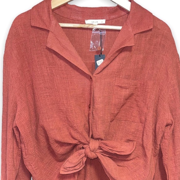 Le Lis Button Down High-Low Top NWT - Picture 2 of 4